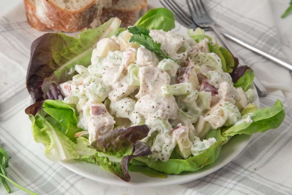 Cалат из сельдерея с яблоками и йогуртовой заправкой