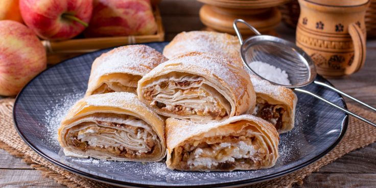 Рулет с корицей и яблоками