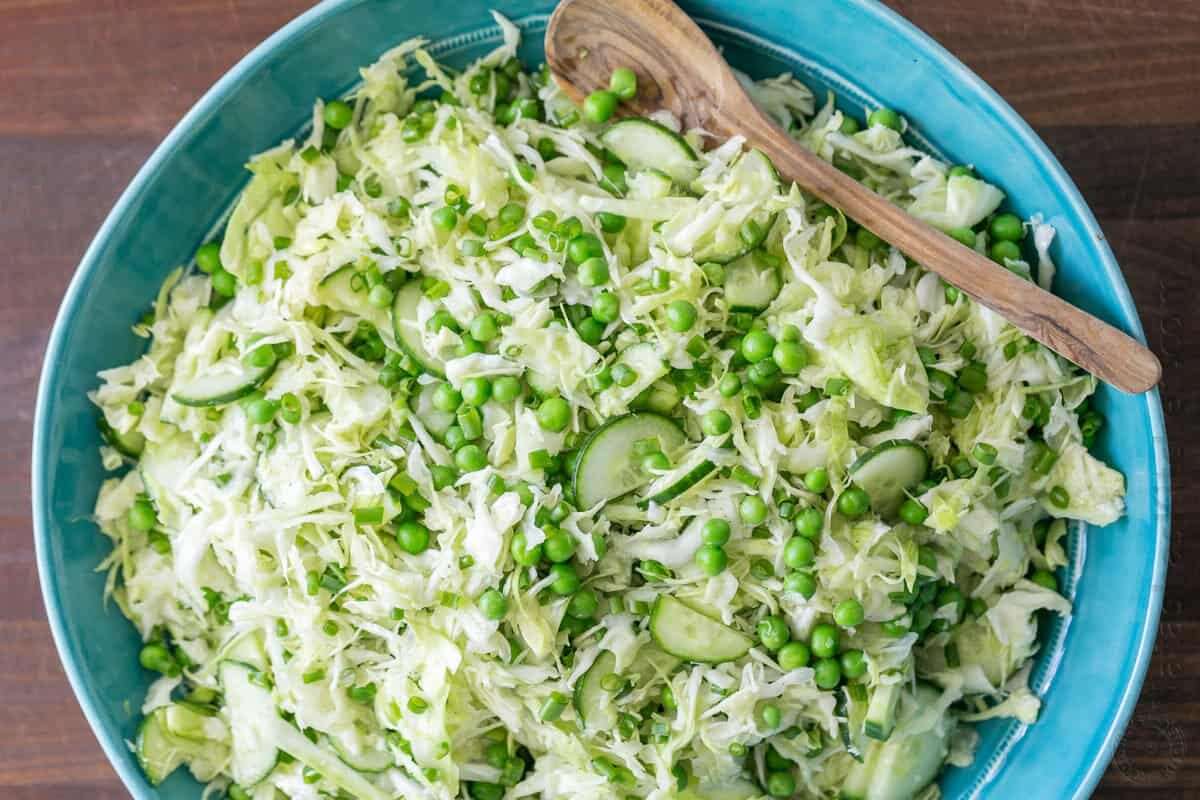 Салат c зеленым горошком, огурцом и капустой