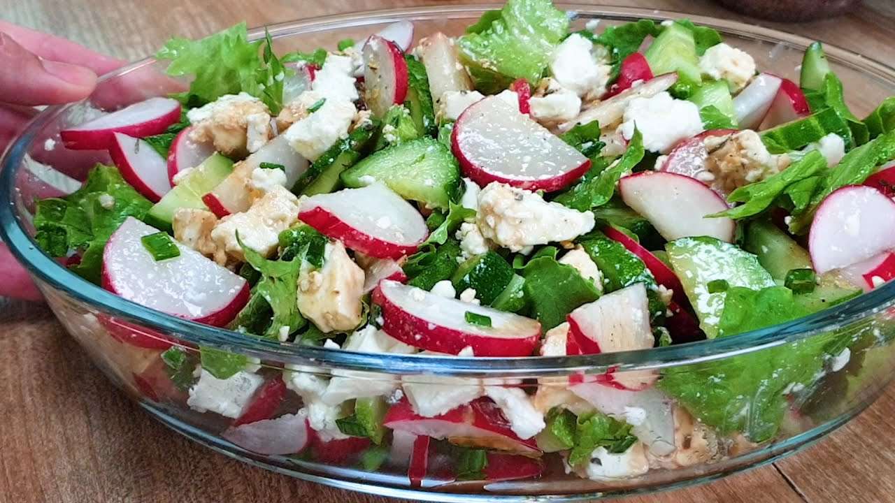 Салат из редиса с мятой и жареным сыром фета