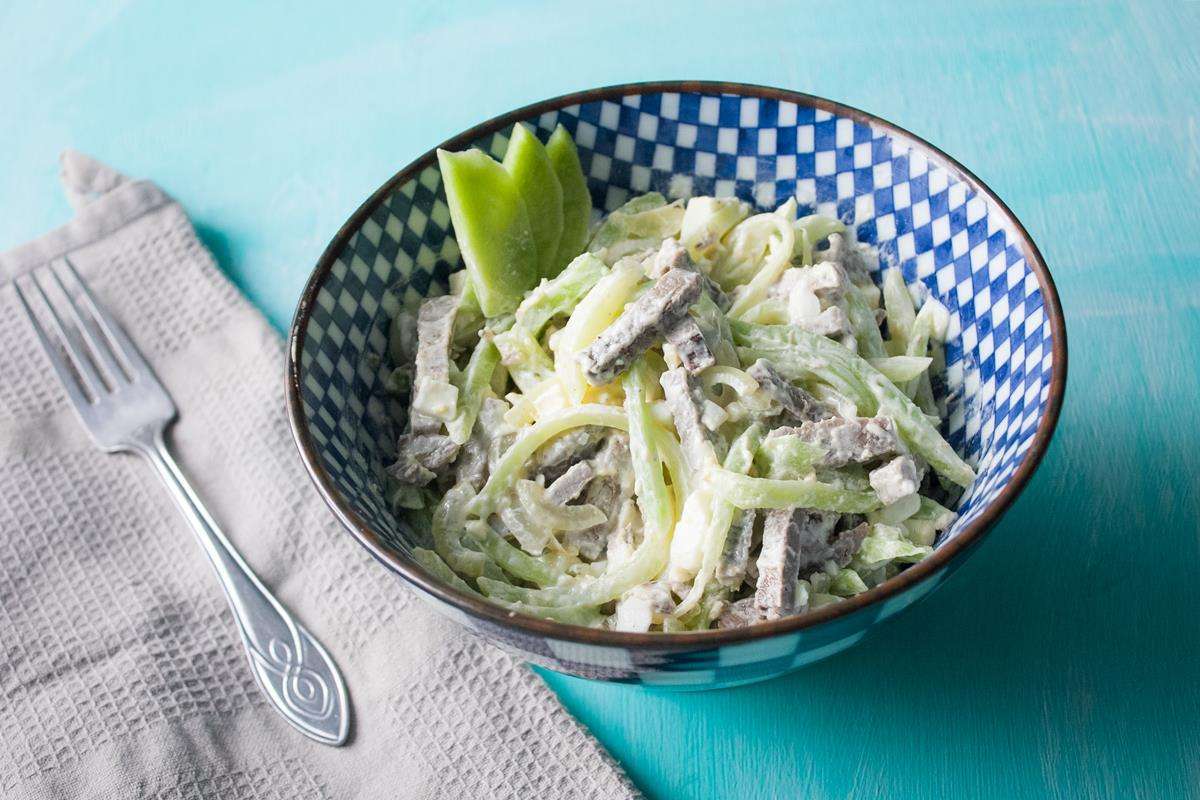 Салат из зеленой редьки с мясом