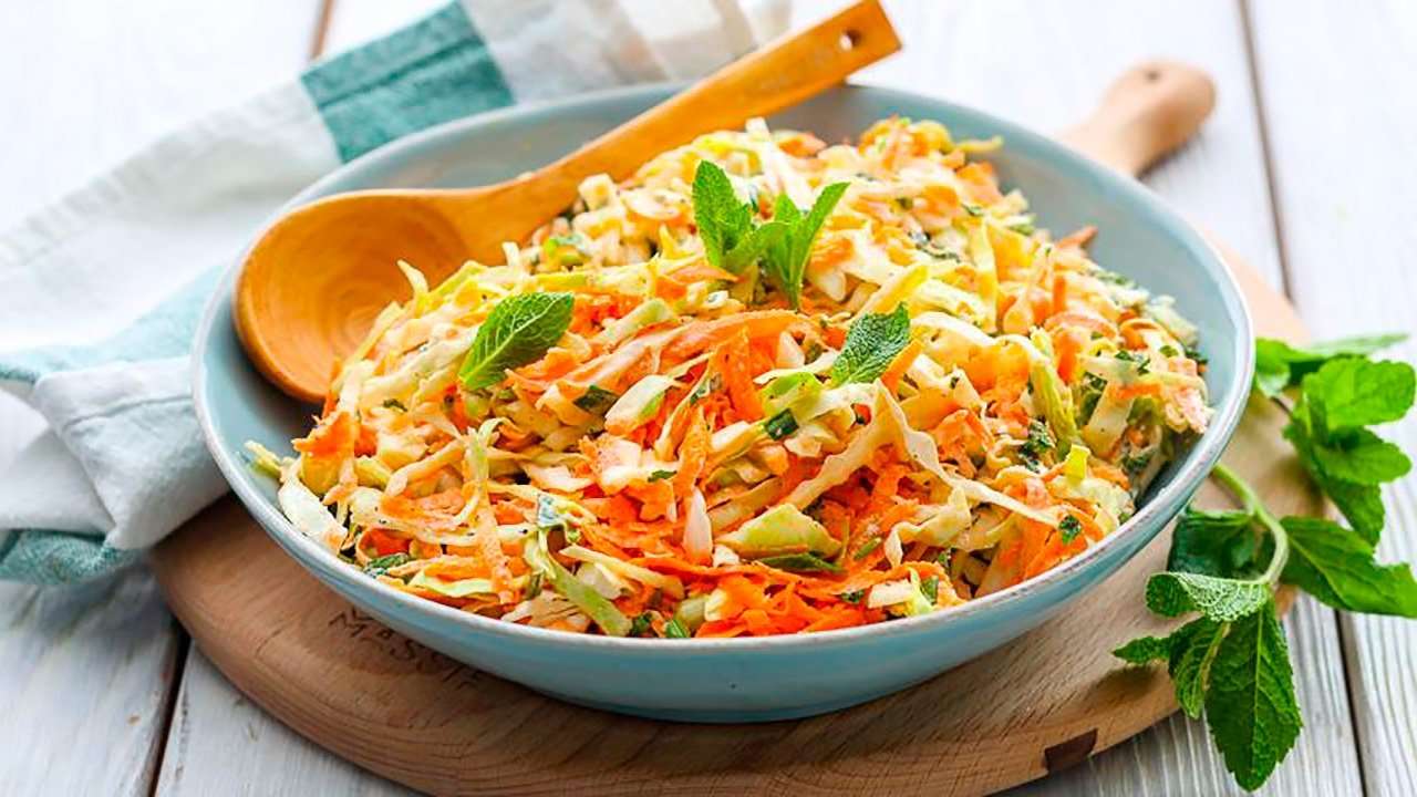 Витаминный салат с капустой и морковью