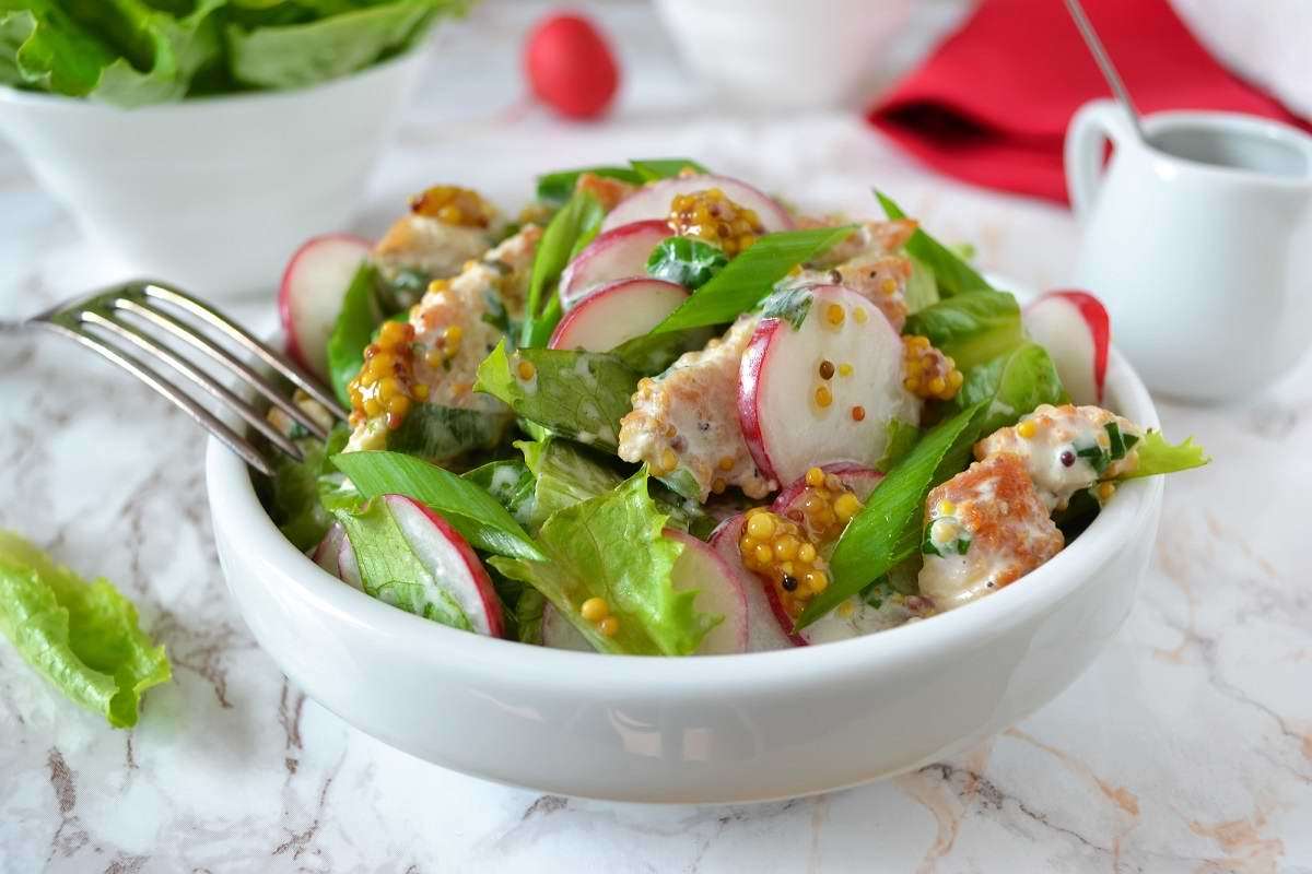 Весенний зеленый салат с курицей