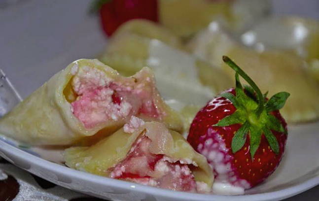 Вареники с клубникой и творогом