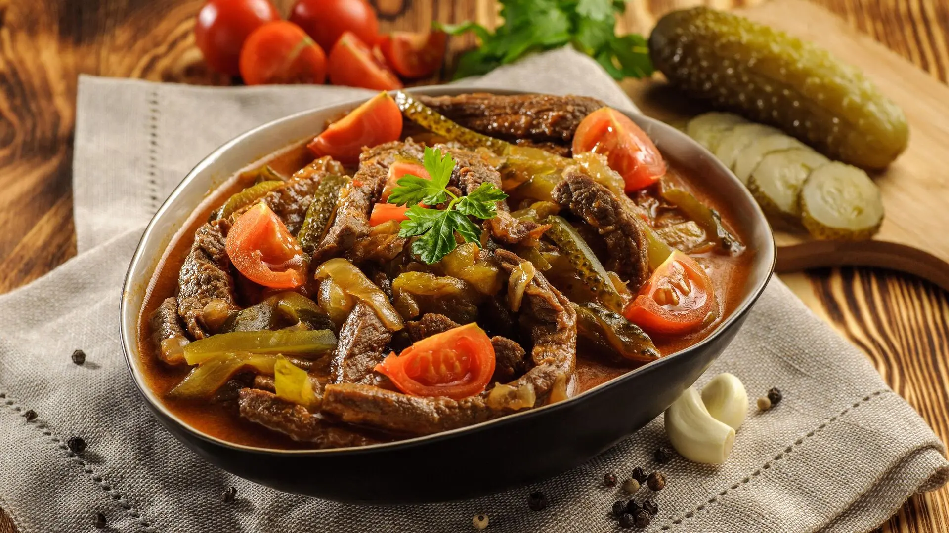 Говядина с солеными огурцами