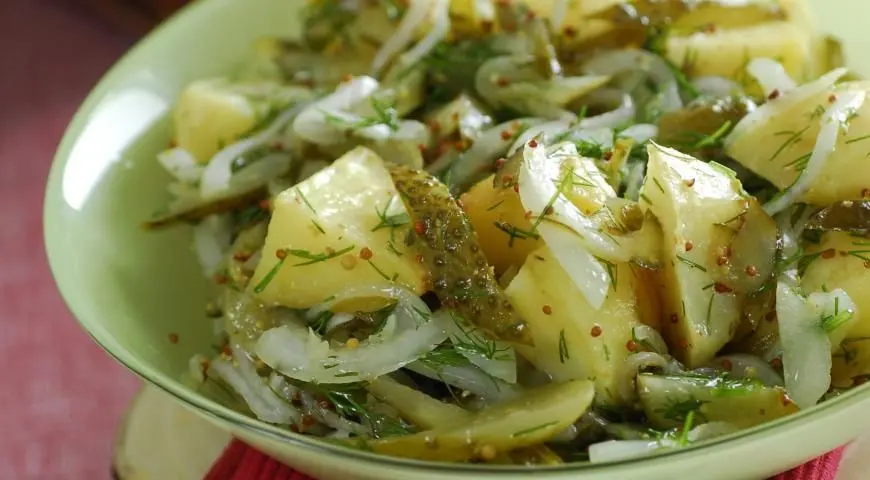 Картофельный салат с солеными огурцами