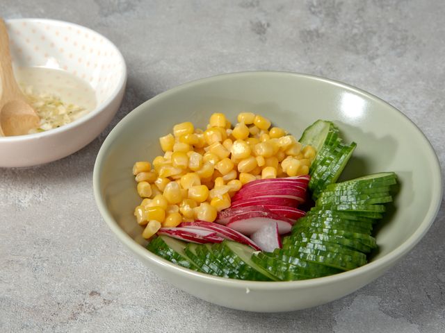 Салат из огурцов с кукурузой