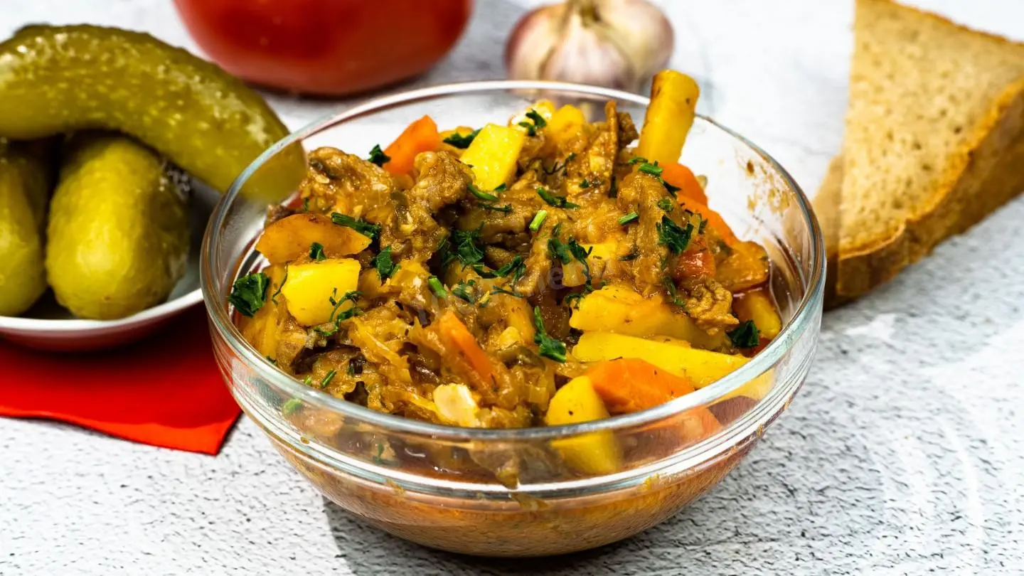 Азу по-татарски с солеными огурцами