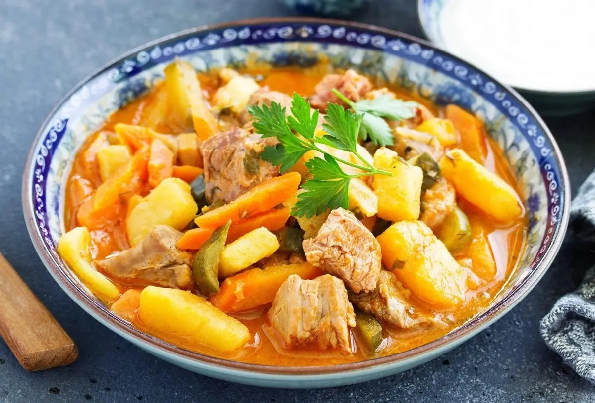 Тушеные овощи с солёными огурцами и томатной пастой