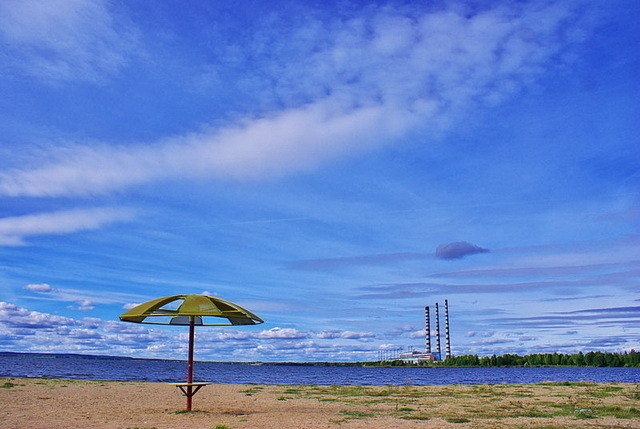 Лукомское (или Лукомльское) озеро расположено в Чашникском районе Витебской области, недалеко от западного края Новолукомля.