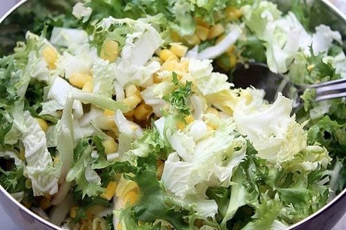 Салат из капусты с кукурузой