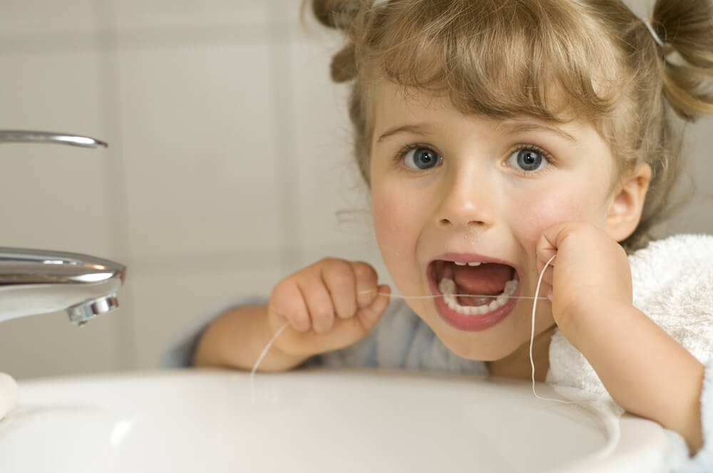 Использование флосса (зубной нити) для детей