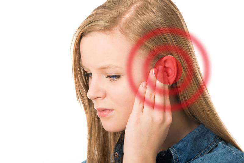 Почему болят или гноятся уши от сережки: причины и способы лечения