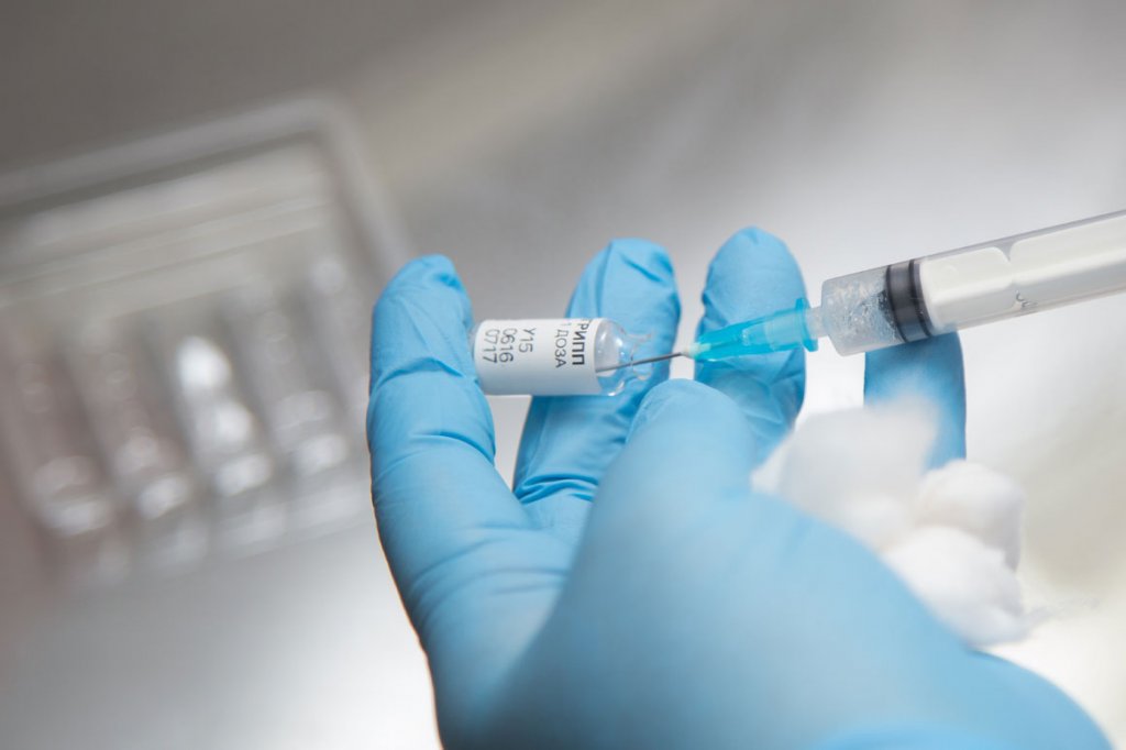 Вакцина «Гриппол плюс» российского производства уже поступает в учреждения здравоохранения – и в ближайшее время, уверяют специалисты, можно будет сделать прививку. 