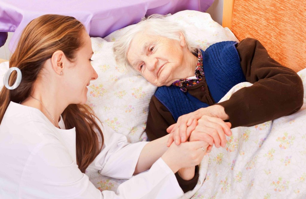 Помощь на дому пожилым людям. Оказание социальных услуг на дому, в том числе сиделки