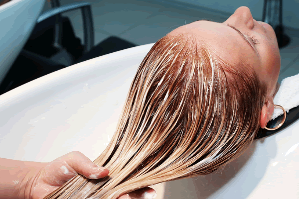 процедура снятие краски на волосах