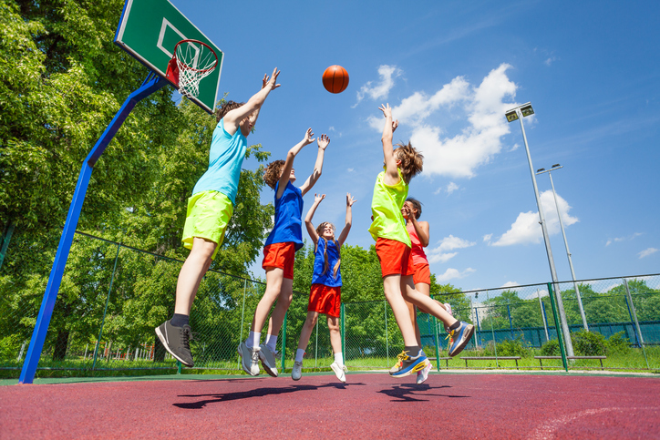Дети играют в баскетбол в Беларуси