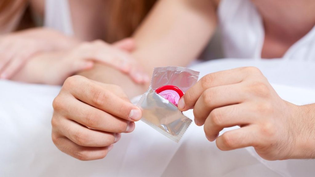 Мужчины, сильна ли для вас разница в ощущениях между сексом в презервативе и без? | VK