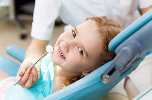 ребенок лечит зубы