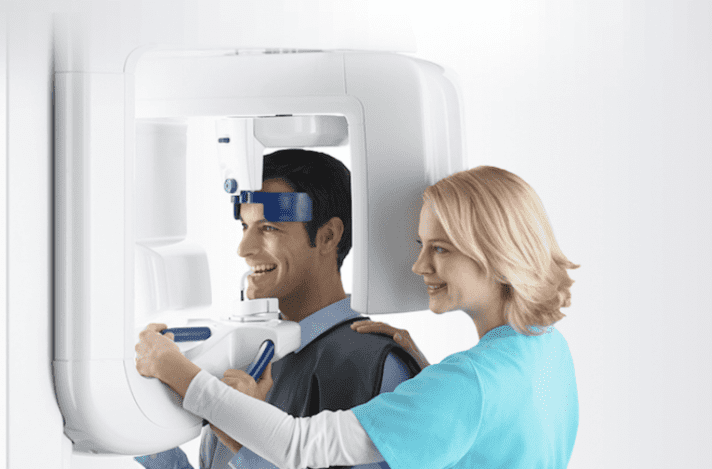 мужчине делают рентген зуба