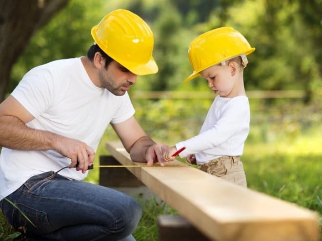 отец учит мальчика строительным работам
