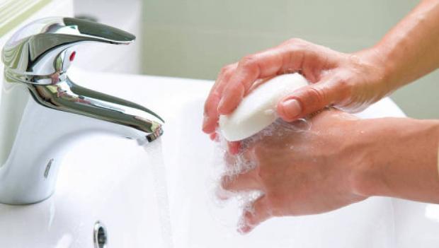 мыть руки мылом