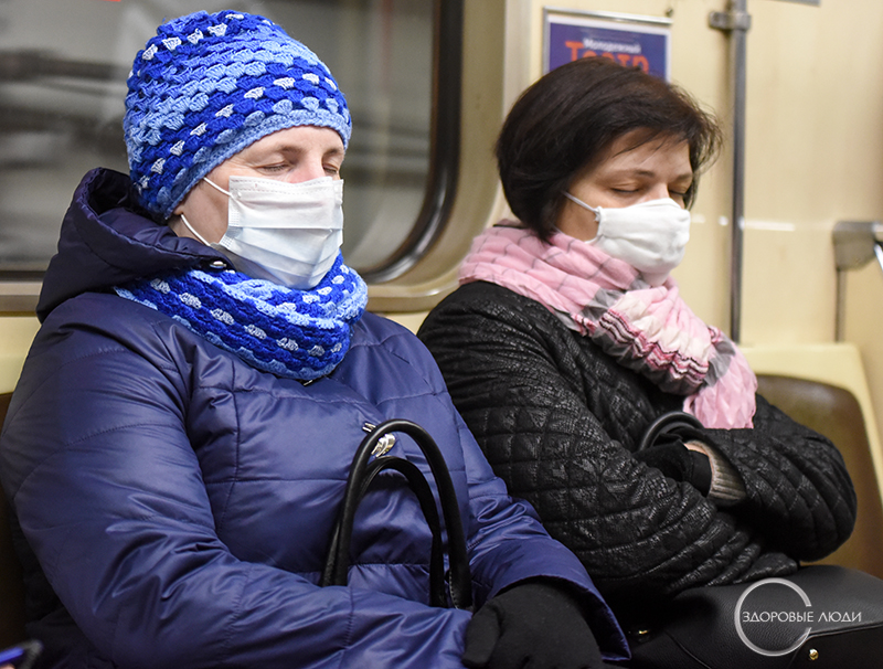 Люди в масках - коронавирус в городе