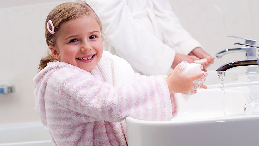 ребенок моет руки с мылом