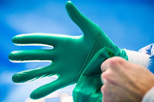 как правильно носить одноразовые перчатки