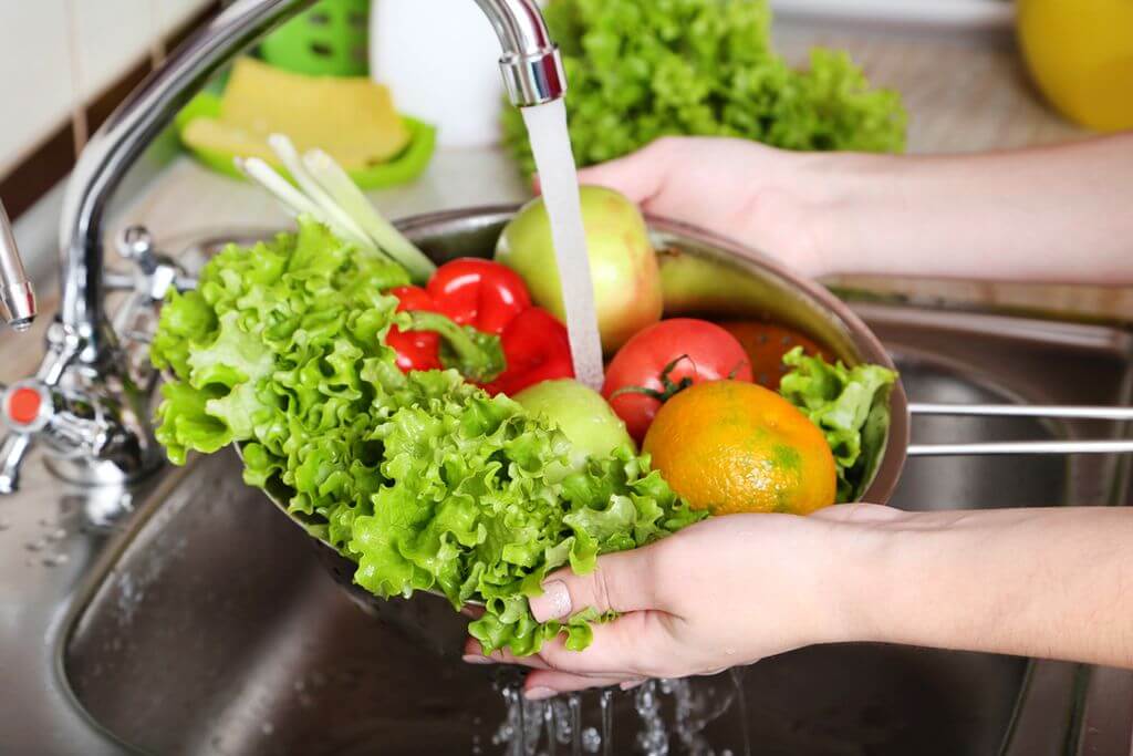 мыть фрукты и овощи