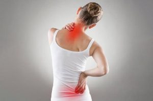 Болит спина у женщины
