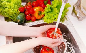 мыть овощи и фрукты