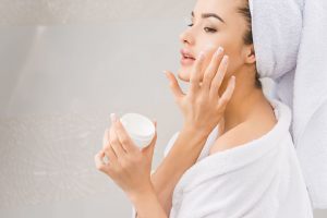 нанесение крема на кожу