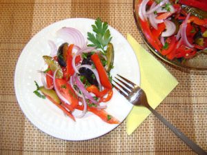 Необычный салат из слив и помидоров