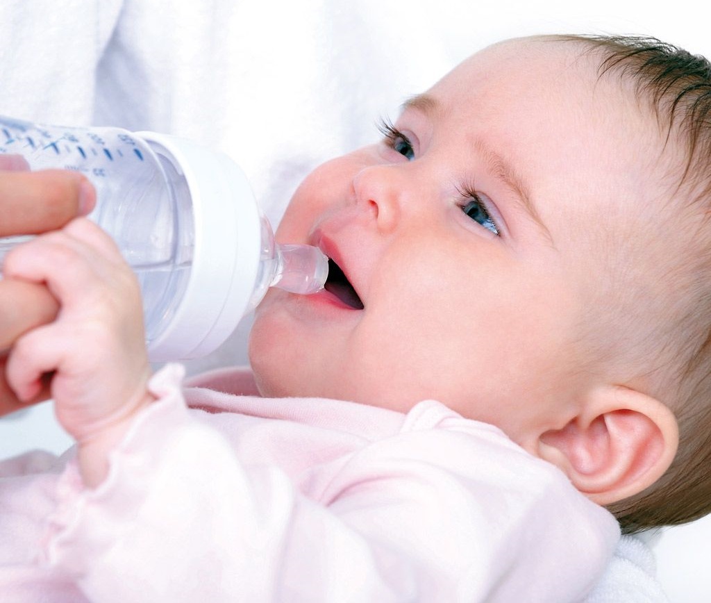 Срыгивания и колики у младенцев: когда обращаться к врачу