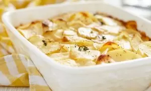 Молодой картофель с соусом из сметаны