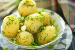 Молодой отварной картофель с укропом