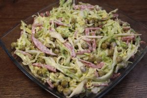 Салат из свежей капусты с колбасой и зеленым горошком