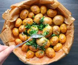 молодой картофель в духовке