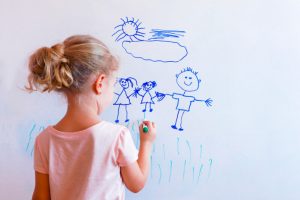 ребенок рисует семью