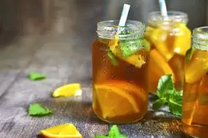 Холодный черный чай со льдом и цитрусовыми