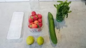 Холодный черный чай с огурцом
