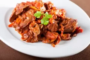 куриные желудки в томате