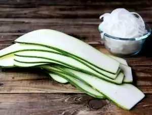 Салат с печенью и чипсами из цукини