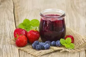 Сырое варенье из черники и клубники на зиму