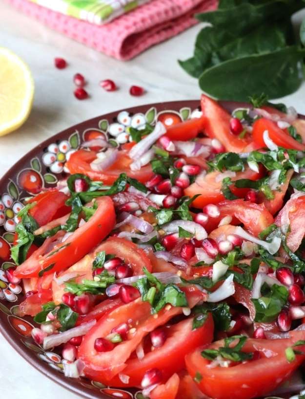 10 аппетитных салатов из огурцов и помидоров - Лайфхакер
