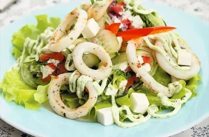 Легкий салат с кальмарами и огурцом