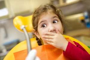 маленькая девочка у стоматолога