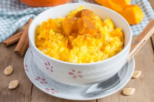 Кукурузная каша с яблоками