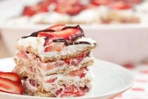 Ленивый пирог с ягодами без выпечки